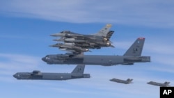 Стратегические бомбардировщики В-52 ВВС США с истребителями сопровождения (архивное фото)