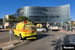 Ambulans di luar ruang gawat darurat Sheba Medical Center di Tel Hashomer, saat Perdana Menteri Israel Benjamin Netanyahu dirawat di Ramat Gan, Israel, 15 Juli 2023. (Foto: Reuters)