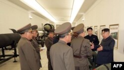 북한은 김정은 국무위원장이 600㎜ 초대형방사포와 순항미사일 화살-1형·화살-2형, 단거리탄도미사일 화성-11형 등에 탑재 가능한 전술 핵탄두 ‘화산-31(오른쪽 아래)’을 살펴봤다며 사진을 공개했다.