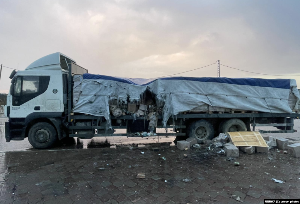 Sebuah truk yang membawa bantuan makanan untuk warga Gaza tampak rusak setelah terkena tembakan oleh angkatan laut Israel, Senin (5/2) (foto courtesy: UNRWA).