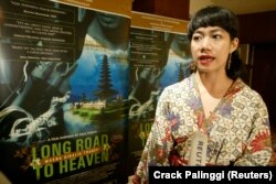 Nia Dinata, produser film "Jalan Panjang Menuju Surga", berbicara saat wawancara di Jakarta, 24 Januari 2007. (Foto: REUTERS/Crack Palinggi)