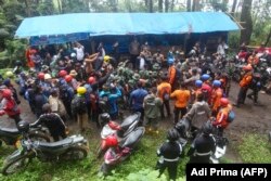 Tim penyelamat bersiap untuk operasi pencarian dan penyelamatan setelah Gunung Marapi meletus di dekat Desa Batu Palano di Agam pada 4 Desember 2023. (Foto: Adi Prima/AFP)
