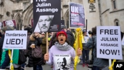 Những người ủng hộ ông Assange với các biểu ngữ biểu tình bên ngoài Tòa án Công lý Hoàng gia ở London, ngày 20 tháng 2 năm 2024.
