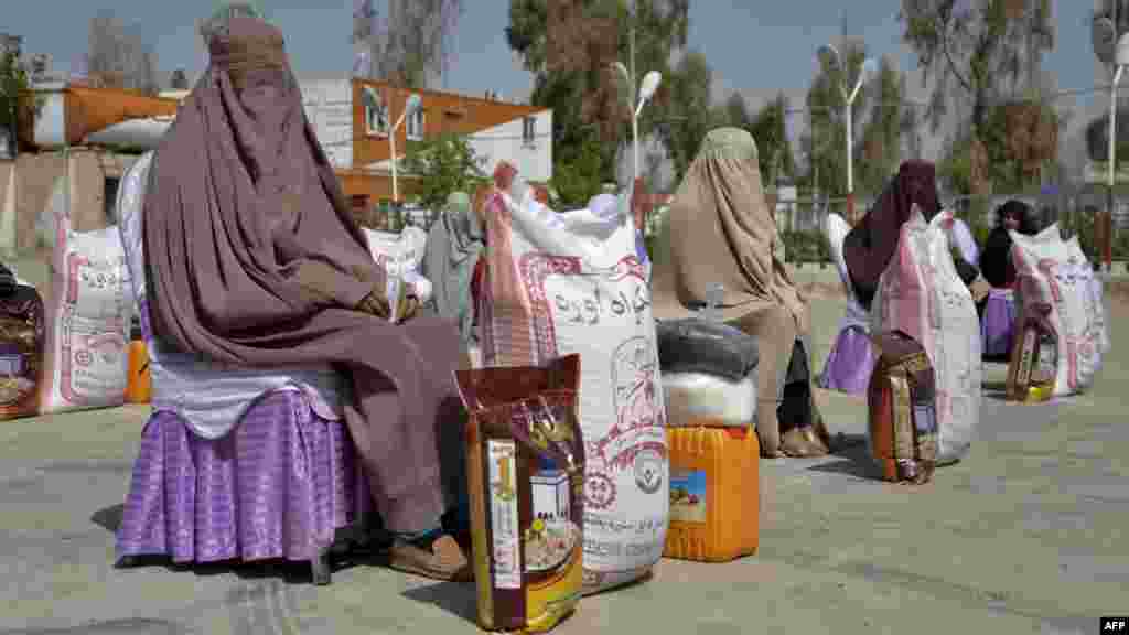 Xayriya oziq-ovqatga navbat. Qandahor, Afg'oniston.