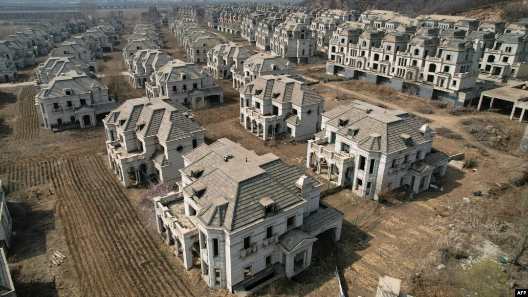 Bất động sản giảm giá đáng kể ở Trung Quốc thời gian gần đây, nhu cầu thuê hoặc mua cũng lao dốc. (Photo by Jade GAO / AFP)