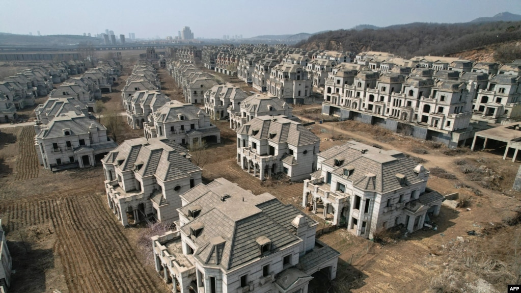 中国辽宁沈阳郊区的一处烂尾别墅建筑工地。（2023年3月31日）(photo:VOA)