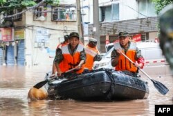 中国武警士兵在四川重庆西南地区救援遭受洪水侵袭的民众。（2023年7月4日）