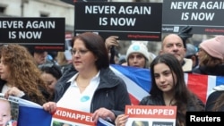 Londra'da Yahudi düşmanlığını protesto için yürüyen kadınlar ellerinde Hamasın rehin tuttuğu İsrailli'lerin fotoğraflarını taşıdı