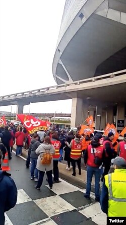 Pengunjuk rasa memblokir Terminal 1 di Bandara Paris Charles de Gaulle, sebagai bagian dari aksi mogok dan protes nasional terhadap reformasi pensiun pemerintah Prancis, di Roissy-en-France, Prancis, 23 Maret 2023 (CGT Roissy CDG Aeroport/ Twitter @CgtULCdg/via REUTERS)