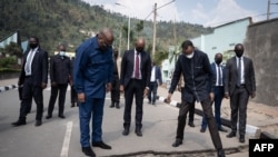 Mokonzi ya Rwand Paul Kagame (C-D) na mokonzi ya RDC Félix Tshisekedi (C-G) bazali kotala libulu lisalami nsima na botombokia ya volcan na nzela ya Rubavu, Rwanda, 25 sanza ya sambo 2021.