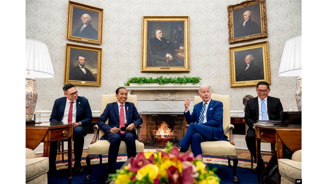 Presiden Joe Biden bertemu dengan Presiden Indonesia Joko Widodo di Ruang Oval Gedung Putih, Washington, D.C., Senin, 13 November 2023. (AP/Andrew Harnik)