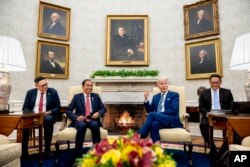 Presiden Joe Biden bertemu dengan Presiden Indonesia Joko Widodo di Ruang Oval Gedung Putih, Washington, D.C., Senin, 13 November 2023. (AP/Andrew Harnik)