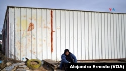 Una beduina posa en la aldea de Alsara, en el desierto del Néguev.