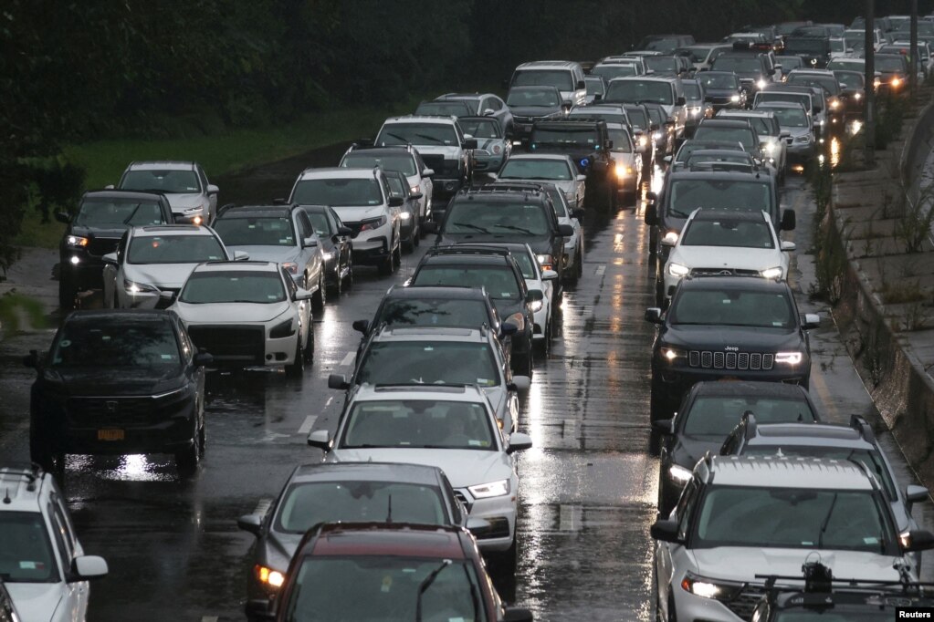 Los automóviles permanecen parados en tráfico por las calles inundadas que ha dejado por su paso la tormenta tropical Ofelia.