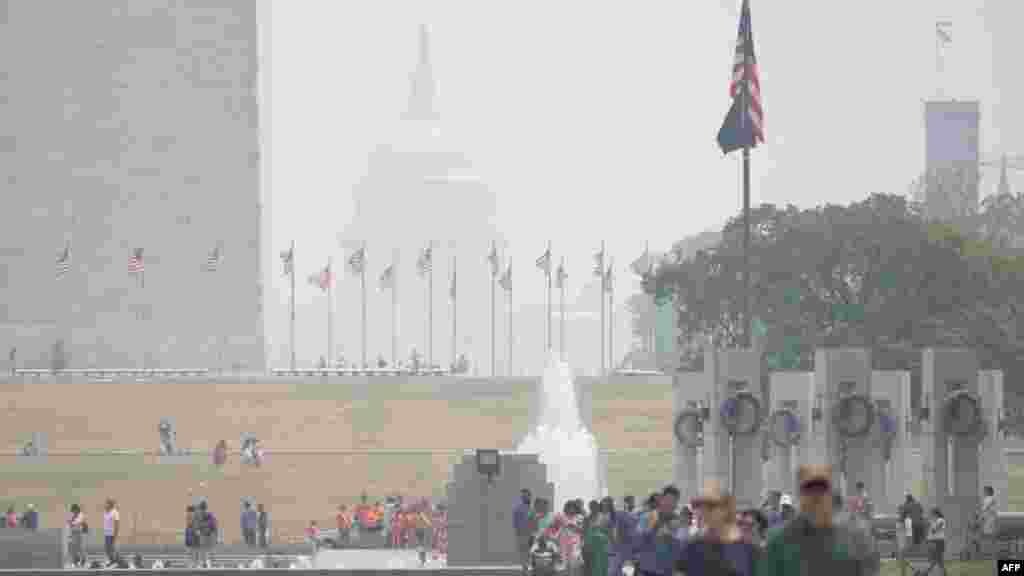 امریکی دارالحکومت واشنگٹن ڈی سی میں دھوئیں کے سبب ایسا محسوس ہو رہا ہے جیسے دھند چھائی ہوئی ہو۔