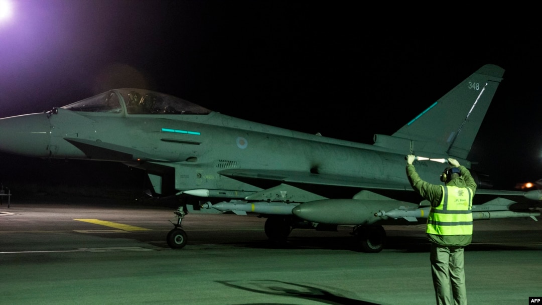 Slika koju je objavilo britansko Ministarstvo odbrane (MOD) 3. februara 2024. prikazuje avion RAF Typhoon FGR4 koji se sprema da poleti kako bi izveo dalje napade na ciljeve u Jemenu. (Fotografija CPL Samantha Drummee / MOD / AFP)