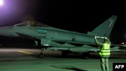 Slika koju je objavilo britansko Ministarstvo odbrane (MOD) 3. februara 2024. prikazuje avion RAF Typhoon FGR4 koji se sprema da poleti kako bi izveo dalje napade na ciljeve u Jemenu. (Fotografija CPL Samantha Drummee / MOD / AFP)