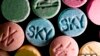 ARCHIVO - Las píldoras de éxtasis, que contienen MDMA como su sustancia química principal, se muestran en esta foto sin fecha cortesía de la Administración de Control de Drogas de los Estados Unidos (DEA).
