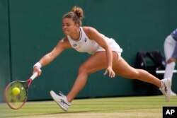 Italka Jasmine Paoliniová hraje silný forhendový úder proti Češce Barboře Krejkové během finále ženské dvouhry na tenisovém mistrovství Wimbledonu v Londýně 13. července 2024.