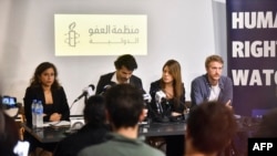 Dari kiri: Aya Majzoub (Amnesty International), Ramzi Kaiss (Human Rights Watch), Carmen Joukhadar (reporter Al-Jazeera) dan Dylan Collins (AFP) menghadiri konferensi pers bersama oleh kelompok hak asasi manusia di Beirut Kamis, 7 Desember 2023.