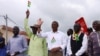 Nathaniel Olympio (chemise blanche) est le président du Parti des Togolais appartenant à la coalition "Touche pas à ma Constitution".