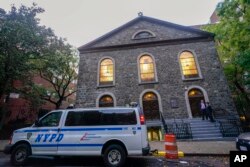 Policijsko obezbeđenje ispred sinagoge na Menhentnu (Foto: AP/Mary Altaffer)