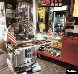 Tanbo R-1 Robot serve the customer at Two Panda Chinese Deli, Pasadena, CA (1983) (Twitter/@EvanCollins90)