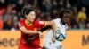 Pesepak bola China Yang berebut bola dengan pemain Haiti, Nerilia Mondesir (kanan) dalam pertandingan penyisihan Grup D Piala Dunia Perempuan di Adelaide, Australia, pada 28 Juli 2023. (Foto: AP/James Elsby)