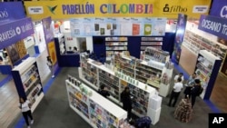 ARCHIVO - La gente visita la 35ª edición de la Feria del Libro en Bogotá, Colombia, el miércoles 19 de abril de 2023.