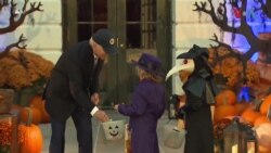 Бајден им подели чоколатца на дечињата за Ноќта на вештерките