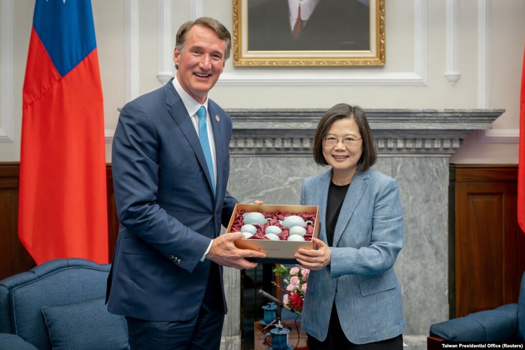 台湾总统蔡英文在台北会晤到访的美国维吉尼亚州州长格伦∙杨金（Glenn Youngkin）。（2023年4月24日）(photo:VOA)