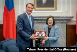 台湾总统蔡英文在台北会晤到访的美国维吉尼亚州州长格伦∙杨金（Glenn Youngkin）。（2023年4月24日）