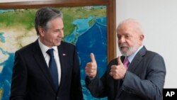 美国国务卿布林肯与巴西总统卢拉（右）在巴西首都巴西利亚举行会晤。（2024年2月21日）