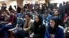 Jurnalis Afghanistan menghadiri konferensi pers mantan Presiden Hamid Karzai di Kabul, Afghanistan, 13 Februari 2022. (Foto: AP)