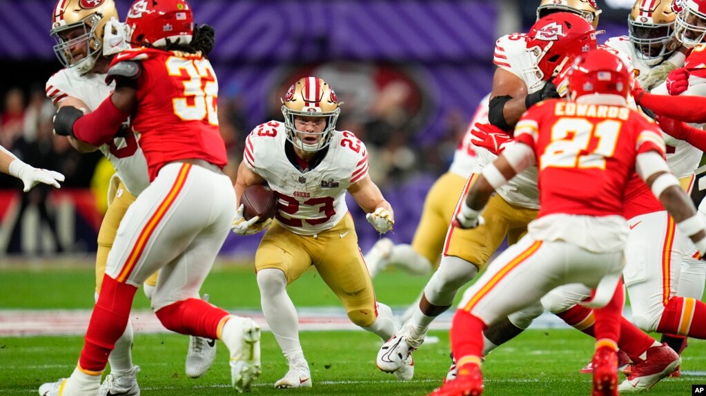 San Francisco 49ers koşuyor Christian McCaffrey (23), 11 Şubat 2024'te Las Vegas, Nevada'da oynanan NFL Super Bowl futbol maçının ilk yarısında Kansas City Chiefs'e karşı topla koşuyor.
