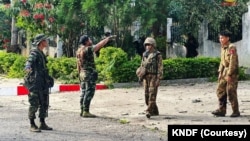 KNDF ဒုတိယ စစ်ဦးစီးချုပ်မာဝီမှ လွိုင်ကော်တက္ကသိုလ်အတွင်းမှ စစ်ကောင်စီတပ်သားများကို လက်နက်ချရန် ပြောကြားနေစဉ် (နိုဝင်ဘာ၊ ၂၀၂၃)