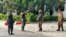 KNDF ဒုတိယ စစ်ဦးစီးချုပ်မာဝီမှ လွိုင်ကော်တက္ကသိုလ်အတွင်းမှ စစ်ကောင်စီတပ်သားများကို လက်နက်ချရန် ပြောကြားနေစဉ် (နိုဝင်ဘာ၊ ၂၀၂၃)