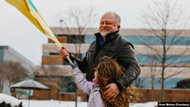 Тарас Олексик з дочкою під час мітингу на підтримку України у Мічигані, США. Фото: Arun Mohan