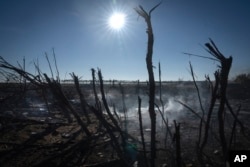 El humo se eleva desde las ruinas de una granja privada y un granero aún ardiendo después de un reciente ataque con cohetes rusos en la aldea de Kiseliovka, cerca de Kherson, Ucrania, el 10 de noviembre de 2023.