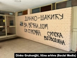 Grafit koji je bio ispisan na ulazu zgrade u kojoj živi Dinko Gruhonjić (Foto: Courtesy Photo/Dinko Gruhonjić)