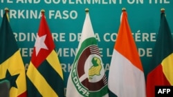 Bendera ya ECOWAS, pamoja na zile za baadhi ya mataifa wanachama mjini Accra, Ghana Februari 3,2022.