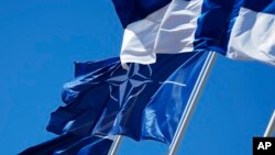 NATO i finske zastave vijore se u Helsinkiju, 4. april 2023.