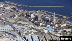 Tangki penyimpanan untuk air olahan di PLTN Fukushima Daiichi yang lumpuh akibat tsunami di Kota Okuma, prefektur Fukushima, Jepang, 13 Februari 2021. (Foto: Kyodo via Reuters)