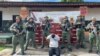 Militares venezolanos posan junto a Eduard Alvarado, un delincuente evadido de la cárcel de Tocorón, capturado cuando intentaba fugarse hacia Colombia desde Trujillo.