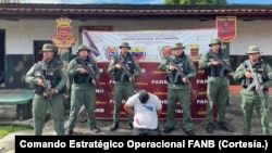 Militares venezolanos posan junto a Eduard Alvarado, un delincuente evadido de la cárcel de Tocorón, capturado cuando intentaba fugarse hacia Colombia desde Trujillo.