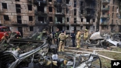 Los trabajadores de emergencia inspeccionan un edificio de apartamentos de varios pisos dañado por el último ataque ruso con cohetes en Kryvyi Rih, Ucrania, el 13 de junio de 2023.