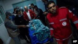 Sejumlah petugas kesehatan mempersiapkan pengiriman para bayi prematur ke Mesir setelah mereka berhasil dievakuasi dari Rumah Sakit Al Shifa di Gaza, pada 20 November 2023. (Foto: AP/Fatima Shbair)