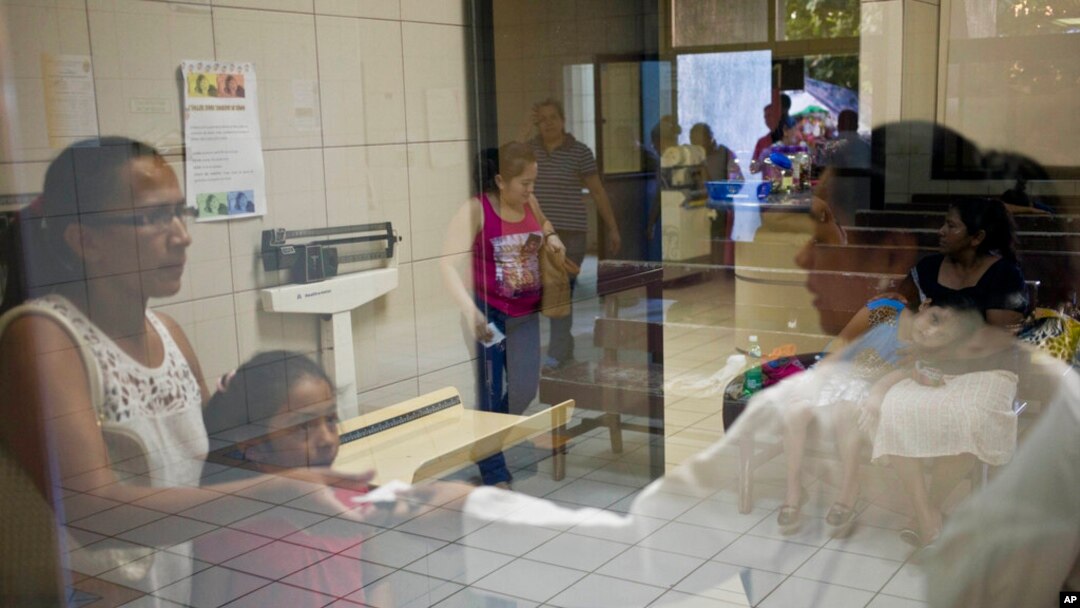 ARCHIVO -Una enfermera y pacientes en un hospital público administrado por el sistema de seguridad social en Tegucigalpa, Honduras. La exministra Tábora fue acusada por fraude en la compra de siete hospitales móviles durante la pandemia de COVID-19.