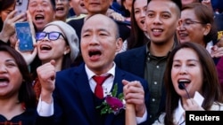 台湾国民党立委韩国瑜（中）当选台湾立法院院长。（2024年2月1日）