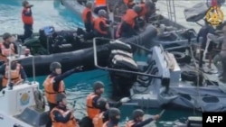 菲律宾武装部队2024年6月17日发布的视频截图照片显示，中国海岸警卫队成员在南中国海第二托马斯浅滩（中国称为仁爱礁）附近冲撞菲律宾海岸警卫队船只并发生暴力冲突。